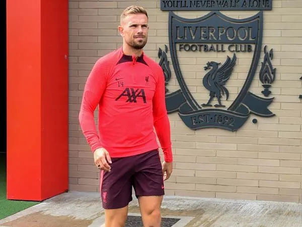 Henderson Merasa Terhormat setelah Menerima MBE di Istana Buckingham