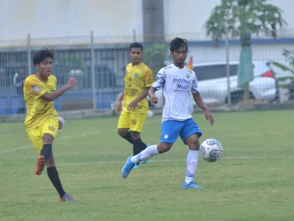 Robi Darwis ketika membela Persib beruji coba melawan Porprov Kota Bandung