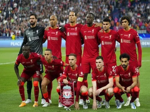 Logo Standard Chartered akan terus terpampang sebagai sponsor utama di jersey Liverpool hingga musim 2026/27 / via Getty Images