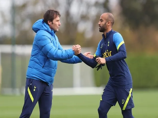 Antonio Conte dan Lucas Moura / via Getty Images