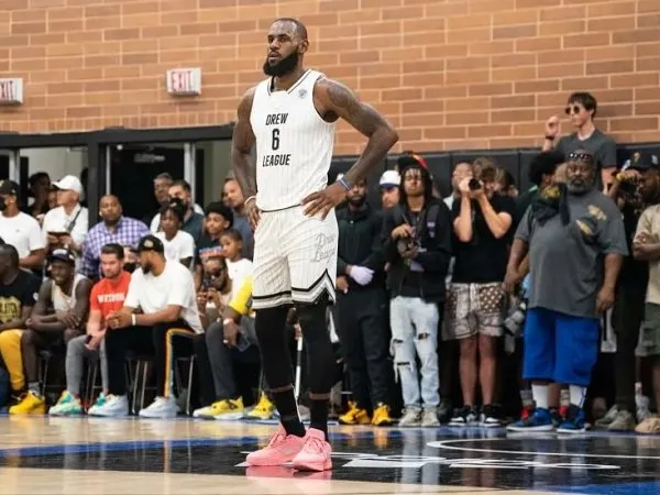 Bintang Los Angeles Lakers, LeBron James ketika berlaga di Drew League.