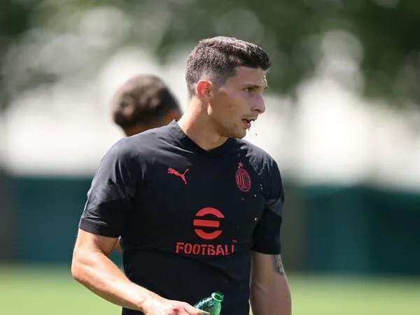 AC Milan memutuskan untuk meminjamkan Mattia Caldara ke Spezia untuk musim 2022/23 / via AC Milan Official