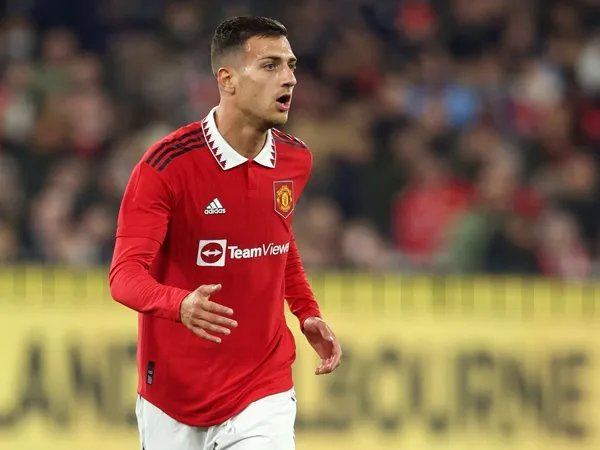 Bek sayap Manchester United, Diogo Dalot.