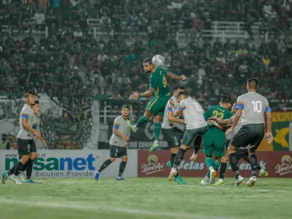 Penyerang Persebaya Surabaya, Silvio Junior saat menghadapi PSIM Yogyakarta