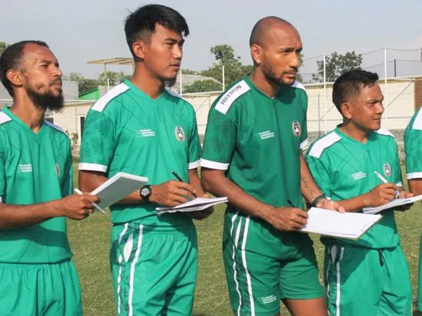 Pemain senior Bali United, Leonard Tupamahu ikut kursus lisensi kepaltihan B AFC