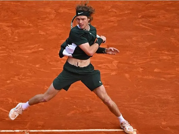 Andrey Rublev meluncur ke babak kedua di Hamburg