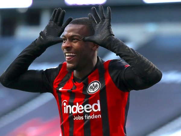 Direktur Olahraga Eintracht Frankfurt Benarkan Milan Naksir Evan Ndicka