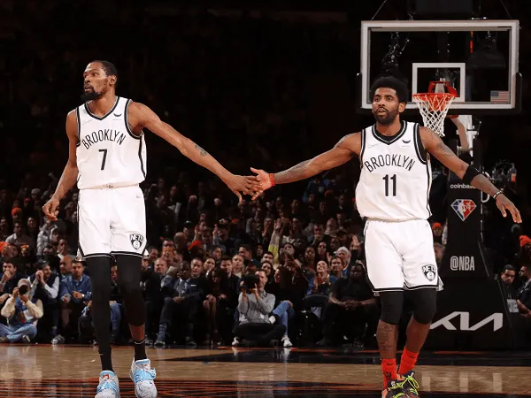 Kevin Durant turut ambil andil dalam masa depan Kyrie Irving.