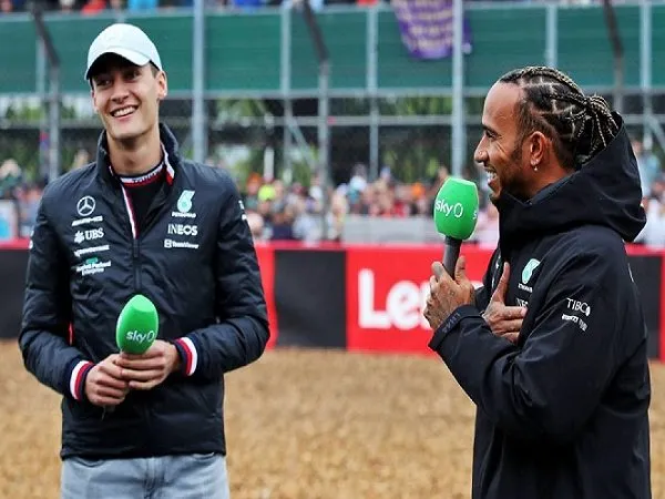 Pebalap Mercedes, Lewis Hamilton ketika berbicara dengan George Russell.