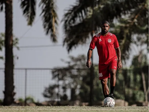 Boaz Salossa jadi salah satu pemain PSS Sleman yang diboyong ke Bogor