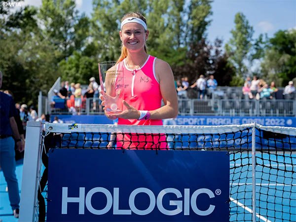 Marie Bouzkova Naik Podium Juara Untuk Kali Pertama Di Praha