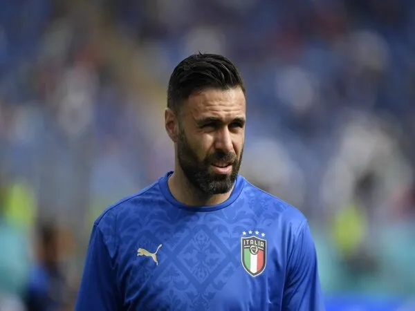Napoli dikabarkan siap bersaing dengan Fenerbahce dan Galatasaray untuk mendapatkan tanda tangan Salvatore Sirigu / via Getty Images