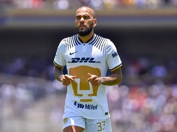 Bek sayap Pumas, Dani Alves. (Images: Getty)