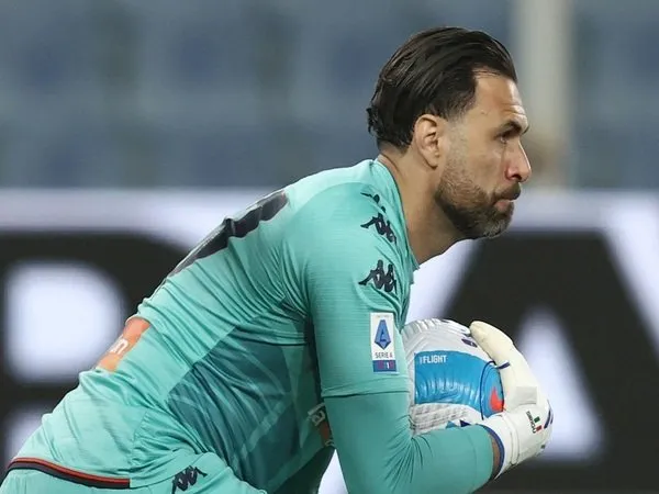Salvatore Sirigu dijadwalkan bakal menjalani tes medis di Napoli pada hari ini (9/8) / via Getty Images