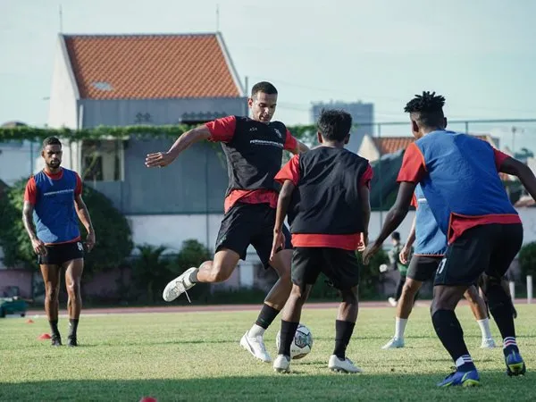 Pemain bertahan Persebaya Surabaya, Leo Lelis