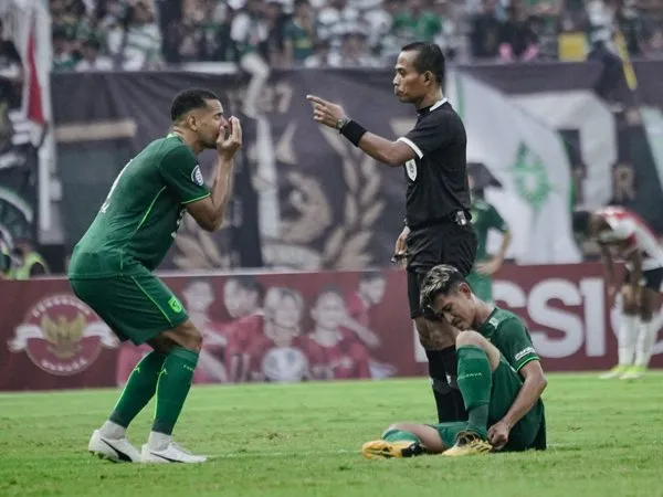 Pemain Persebaya Surabaya melakukan protes terhadap wasit