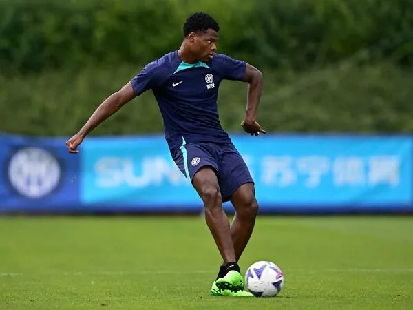 Salah satu eks penggawa Inter Milan memohon kepada manajemen Nerazzurri untuk tidak melepas Denzel Dumfries musim panas ini / via Getty Images