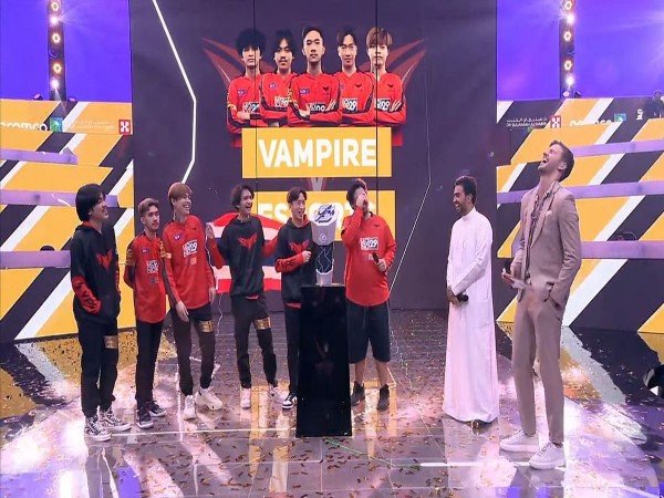 Vampire Esports Sabet Trofi PMWI 2022 Afterparty Showdown