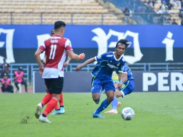 Gelandang muda Persib, Robi Darwis