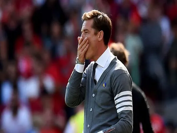 Scott Parker menjadi manajer pertama di Liga Inggris musim ini yang harus rela kehilangan jabatannya / via Getty Images