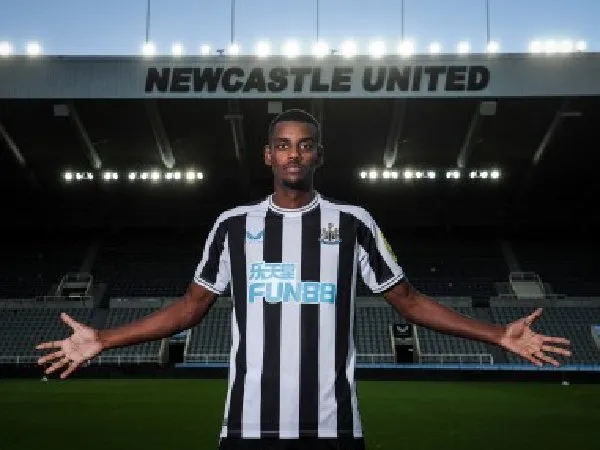 Alexander Isak ternyata menolak peluang bergabung ke Manchester United demi Newcastle