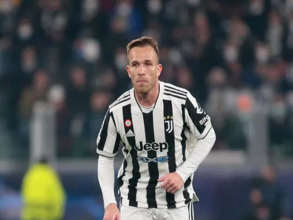 Arthur Melo dikabarkan tinggal selangkah lagi meninggalkan Juventus untuk bergabung ke Liverpool dengan status pinjaman / via Getty Images