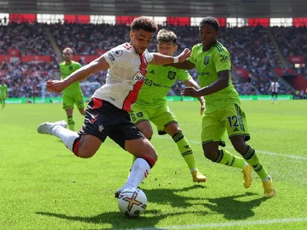 Tyrell Malacia mengaku senang bermain bersama Lisandro Martinez di MU