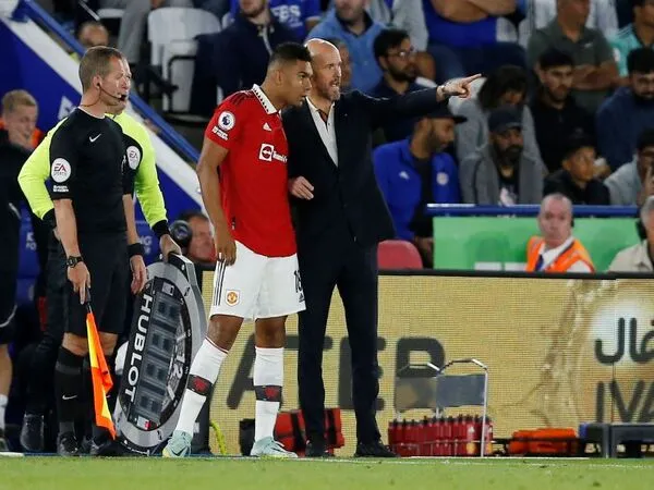 Erik ten Hag menjelaskan kepada awak media mengapa dirinya belum berani menurunkan Casemiro sebagai starter di lini tengah Manchester United / via AP Photo