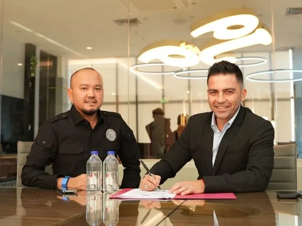 Arema FC resmi menunjuk Javier Roca sebagai pelatih anyar
