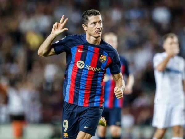 Roberto Nilai Lewandowski seperti Hadiah untuk Barcelona