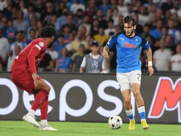 Mampu tampil apik di debutnya bersama Napoli, Khvicha Kvaratskhelia dinilai bisa jadi bintang masa depan Real Madrid oleh salah satu eks pemain Serie A / via Getty Images