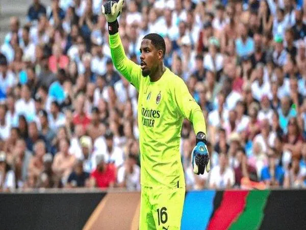 Kiprah Mike Maignan yang terus tampil menawan bersama AC Milan membuat ia mendapatkan sanjungan dari Dino Zoff / via Getty Images