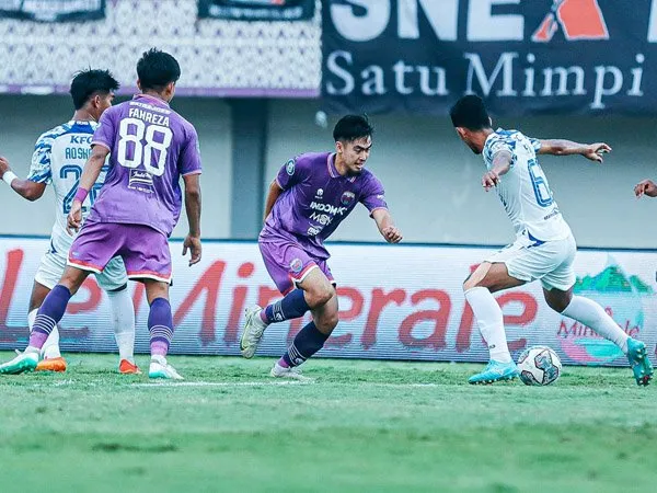 Pemain muda Persita Tangerang, Khairul Imam Zakiri saat melakoni debut di Liga 1
