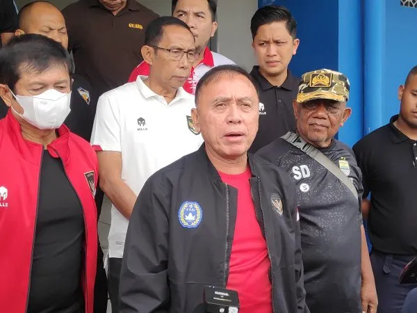 Ketua Umum PSSI, Mochamad Iriawan memantau sesi latihan tim nasional Indonesia di Bandung