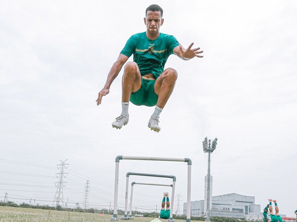 Leo Lelis Siap Kawal Lini Pertahanan Persebaya Surabaya di Derby Jatim