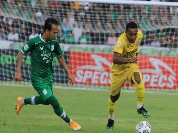 Pemain Semen Padang FC, Pandi Lestaluhu saat menghadapi PSMS Medan
