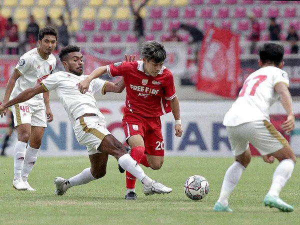 Gelandang Persis Solo, Ryo Matsumura berupaya melewati hadangan pemain PSM Makassar