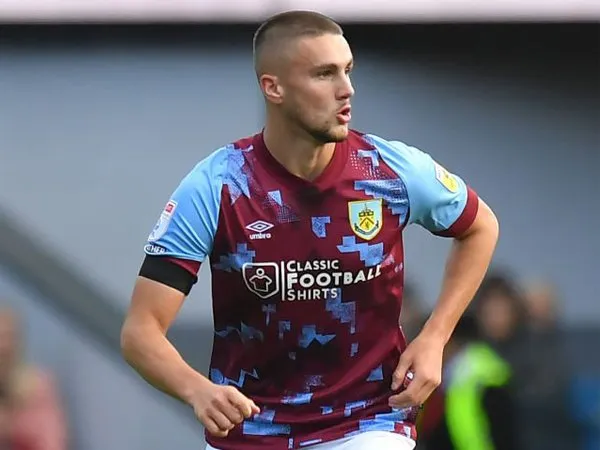 Bek Burnley, Taylor Harwood-Bellis.