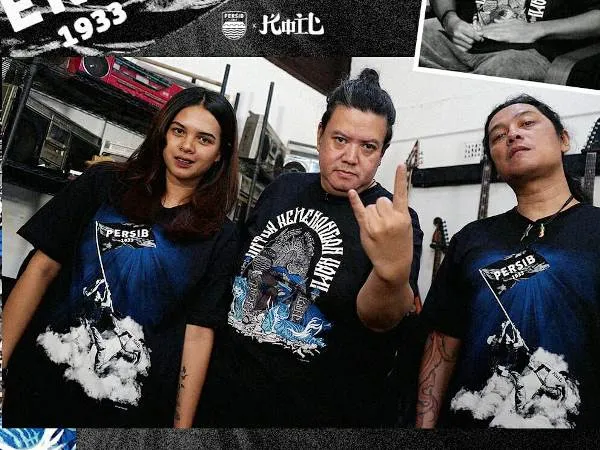 Personel Band Koil menggunakan dua t-shirt kolaborasi dengan Persib (foto; Persib Official)