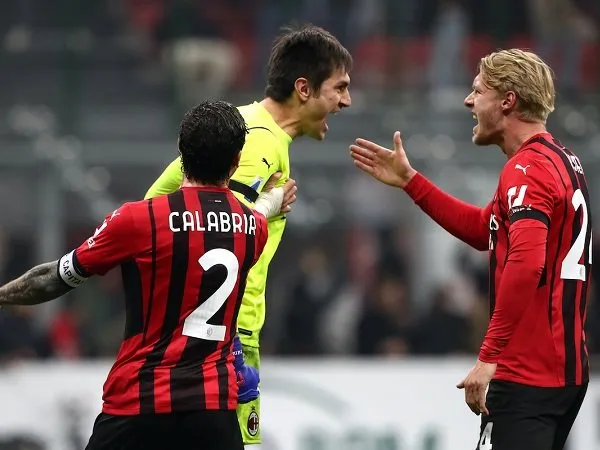 Davide Calabria dan Simon Kjaer