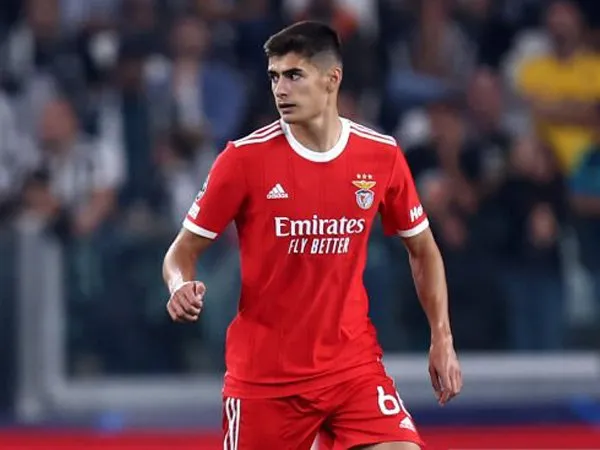 Bek Benfica, Antonio Silva.