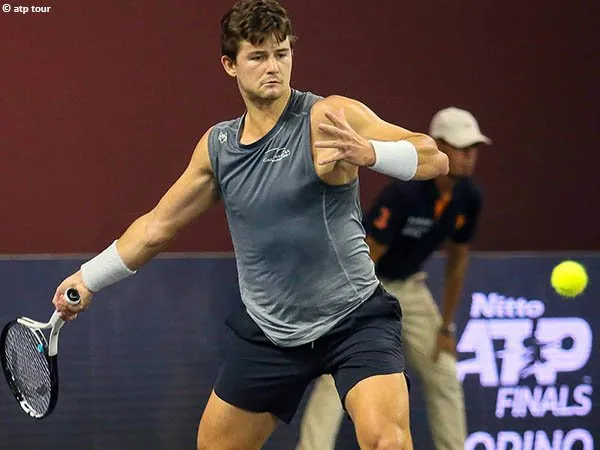 J. J. Wolf loncati rintangan pertama di Florence