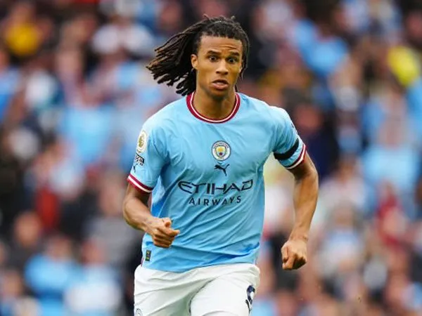 Bek tengah Manchester City, Nathan Ake.