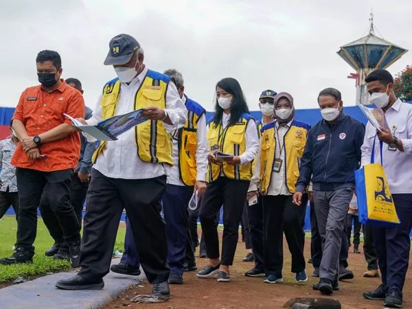Menteri PUPR Basuki Hadimuljono saat meninjau Stadion Kanjuruhan