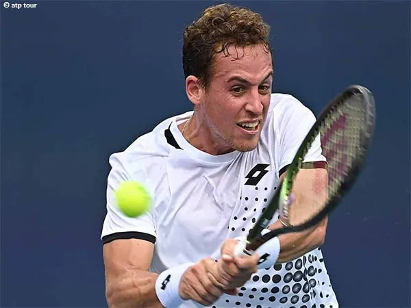 Roberto Carballes Baena kejutkan Matteo Berrettini di Florence