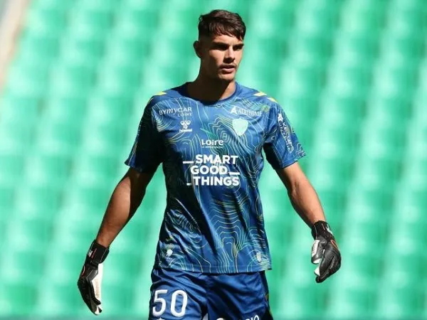 Milan dan Chelsea Bakal Rebutan Bintang Saint-Etienne Noah Raveyre