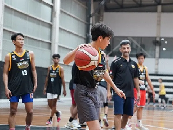 Dewa United Surabaya sedang menggelar training camp.