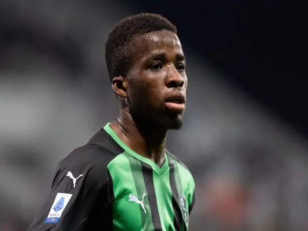 Bintang muda Sassuolo yaitu Hamed Traore, mengaku ingin menjajal kompetisi Premier League atau Bundesliga di masa depan / via Getty Images
