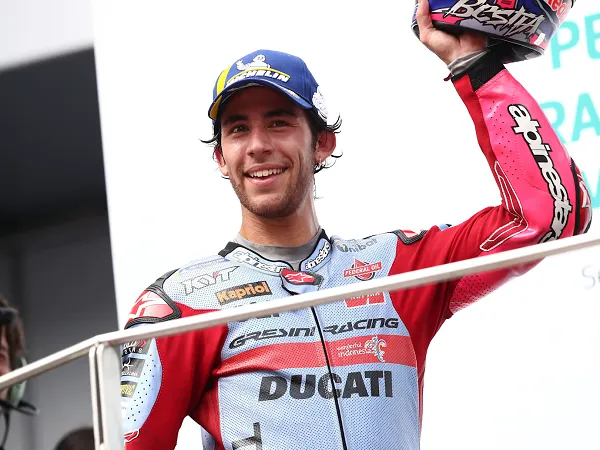 Enea Bastianini kesulitan salip Bagnaia di Sepang.