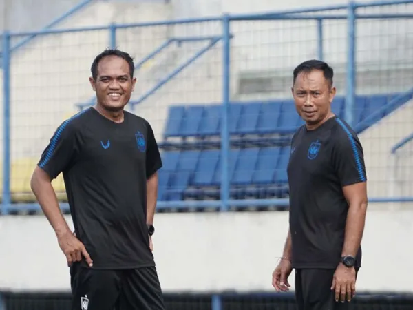 Pelatih kiper PSIS Semarang, I Komang Putra didampingi asistennya, Basuki Setyabudi
